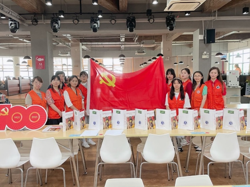 太阳成集团tyc234cc教职工第二党支部在奉浦校区开展“食品安全宣传与咨询”活动