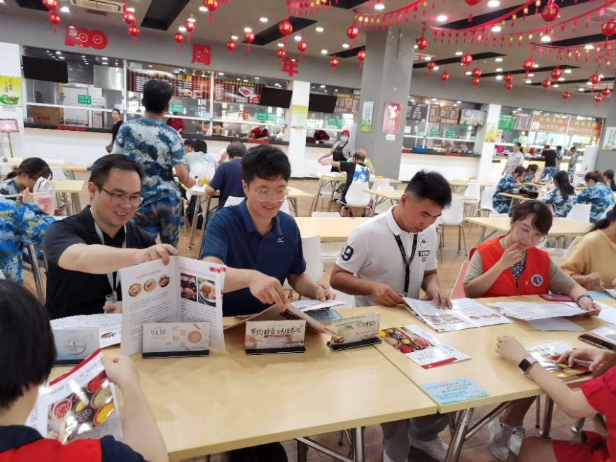 太阳成集团tyc234cc教职工第二党支部在奉浦校区开展“食品安全宣传与咨询”活动
