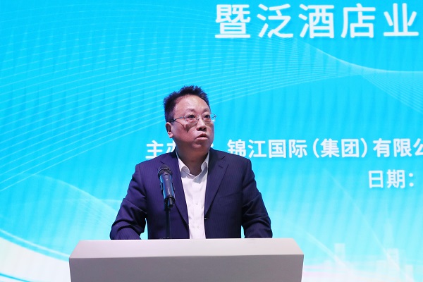 上海市教卫工作党委二级巡视员杨伟人代表上海市教育委员会为成立大会致辞